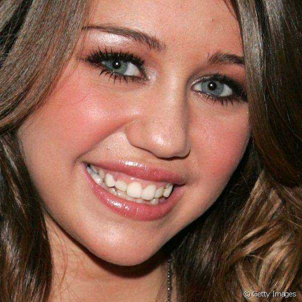 No in?cio da carreira, Miley Cyrus apostava em makes mais discretas. Para o MTV's Total Request Live, em 2006, a bela usou gloss nos l?bios e sombra iluminadora abaixo das sobrancelhas